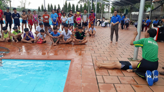 Rèn luyện kỹ năng bơi lội giúp học sinh tránh tai họa đuối nước.