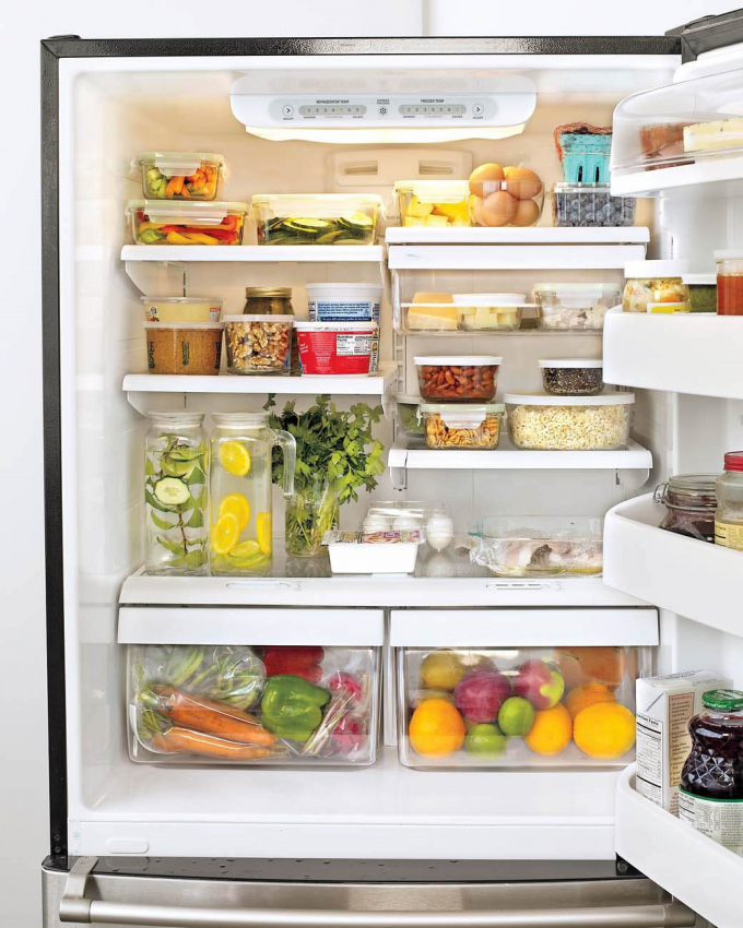 Thức ăn bảo quản trong tủ lạnh cần để vào hộp kín, để riêng thức ăn sống và chín đề phòng nhiễm khuẩn. Ảnh minh họa.