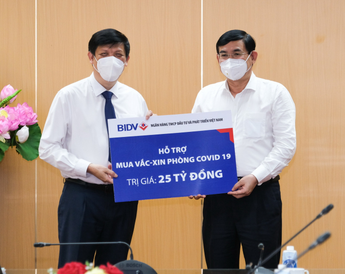 Chủ tịch HĐQT BIDV Phan Đức Tú trao hỗ trợ mua vacxin phòng Covid-19 trị giá 25 tỷ đồng