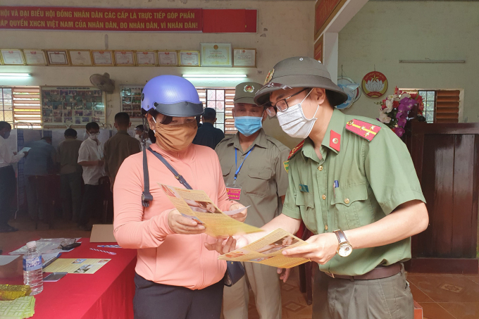 Cán bộ chiến sĩ Công an Quảng Trị phát thư kêu gọi người dân đấu trang với tội phạm và tệ nạn ma tuý. Ảnh: CAQT.