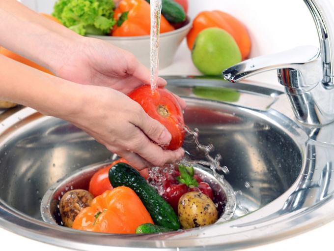  Đối với rau của quả cần rửa nhiều lần dưới vòi nước chảy trước khi chế biến. Ảnh minh họa.