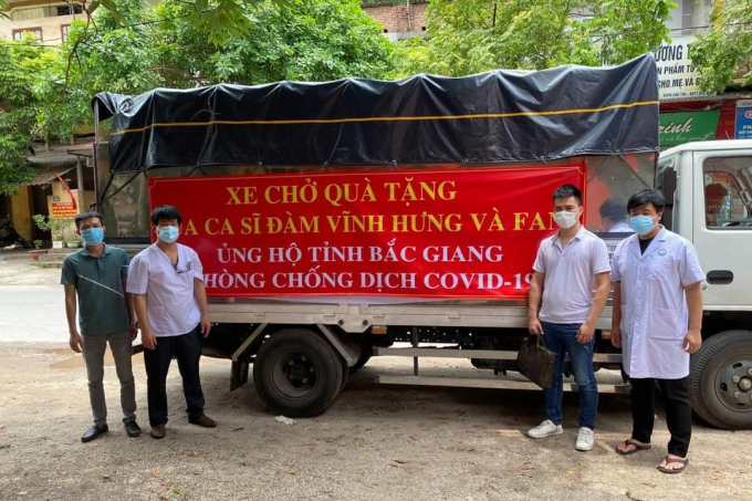 Xe chở giường bệnh trao tặng cho bệnh viện dã chiến ở Bắc Giang của ca sĩ Đàm Vĩnh Hưng.