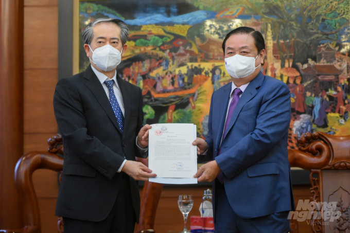 Minister Le Minh Hoan hands a letter of condolence to Ambassador Xiong Bo and asks him to send it to Prof.Yuan’s family. Photo: Tung Dinh.