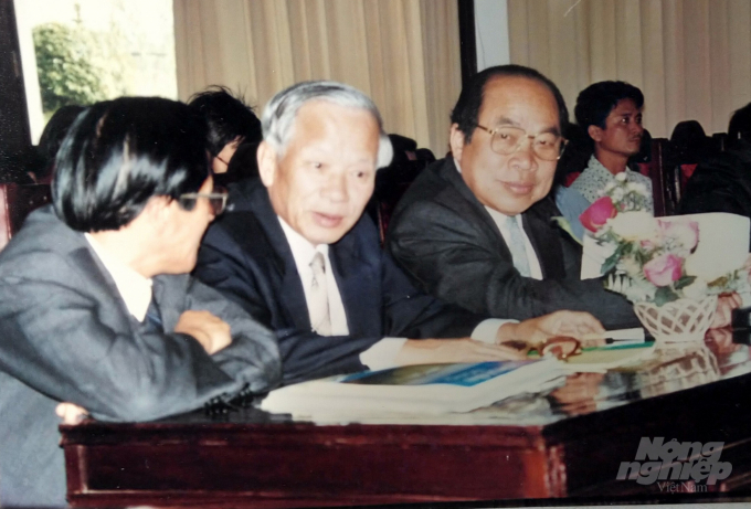 Minister Nguyen Cong Tan (middle) in a conference.