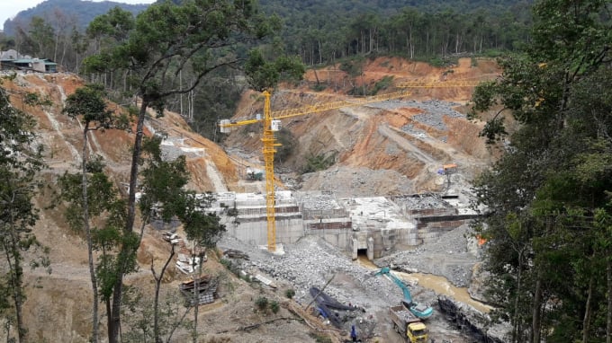 Ồ ạt xây dựng thủy điện tại Kon Tum đã đánh đổi nhiều diện tích đất rừng. Ảnh: T.A.