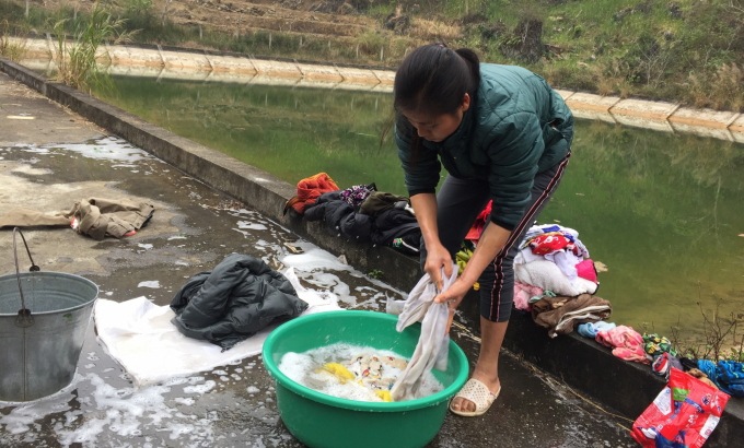 Người dân xã Mã Ba, huyện Hà Quảng sử dụng nước sinh hoạt tại công trình hồ vải địa. Ảnh: T.N.
