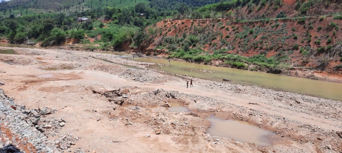 Vào mùa khô, dòng sông Đăk Pxi gần như không có nước, trẻ em có thể nô đùa dưới lòng sông. Ảnh: Đ.L.
