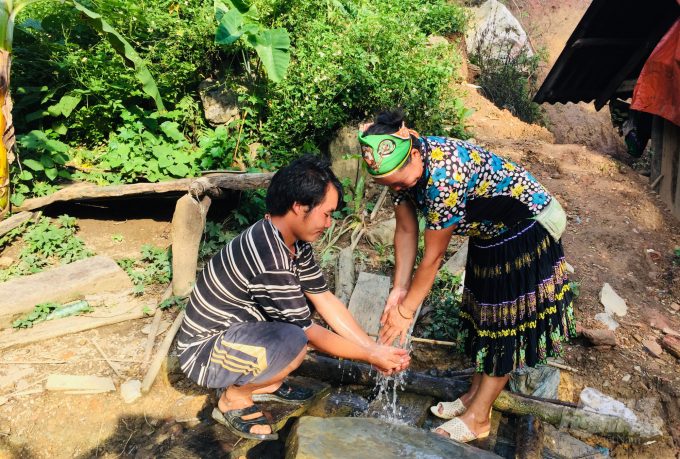 Người dân vùng cao xã Quang Trung, huyện Hòa An tự dẫn nước từ nguồn về sử dụng. Ảnh: T.N.