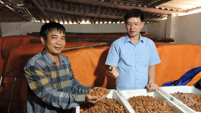Anh Hoàng Văn Hiền (bên trái) giới thiệu về sản phẩm quả mơ sấy khô. Ảnh: Toán Nguyễn.