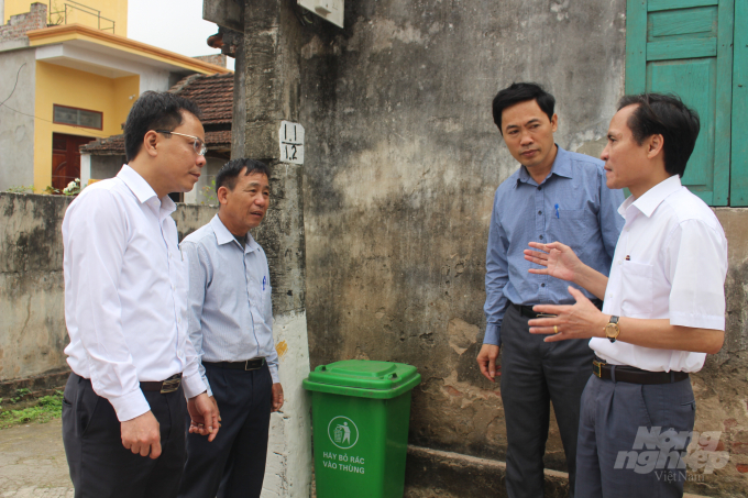 Ông Lưu Văn Dương, Chủ tịch UBND huyện Trực Ninh (áo trắng, ngoài cùng bên phải) nói về kế hoạch thực hiện mô hình phân rác thải sinh hoạt tại nguồn tại huyện Trực Ninh nói chung và xã Trực Chính nói riêng. Ảnh: Mai Chiến.