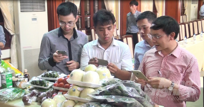 Checking the origin of agricultural products by smartphone. Photo: TL.