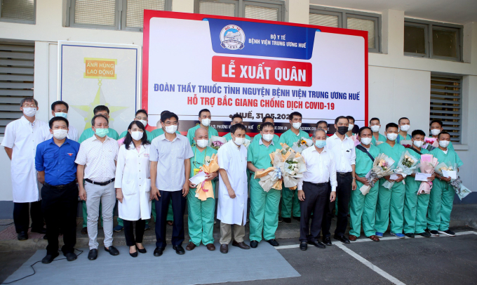 Lãnh đạo tỉnh Thừa Thiên- Huế và bệnh viện Trung ương Huế tặng hoa động viên đoàn công tác trước khi lên đường. Ảnh: T.T