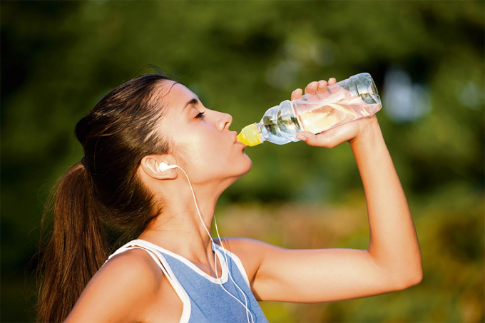 Tập thể dục trong ngày nắng nóng cần cung cấp đủ nước cho cơ thể. Ảnh minh họa.