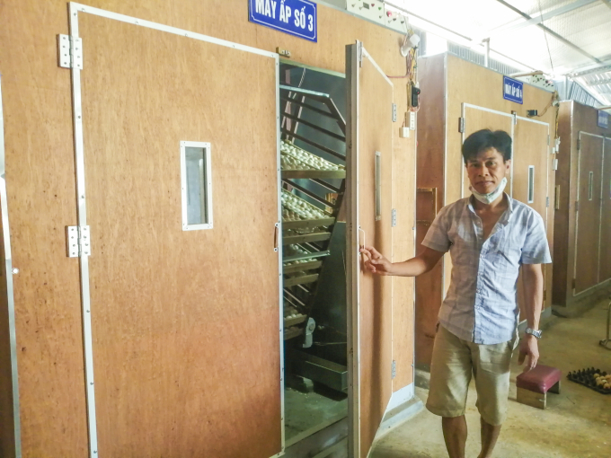 Nhờ áp dụng khoa học vào sản xuất, trang trại gà của anh Trần Tiến Bốn, thôn Kim Đức, xã Vĩnh Tiến (Kim Bôi, Hòa Bình) đã có điều kiện sản xuất an toàn dịch bệnh, giảm thiểu ô nhiễm môi trường. Ảnh: HA.