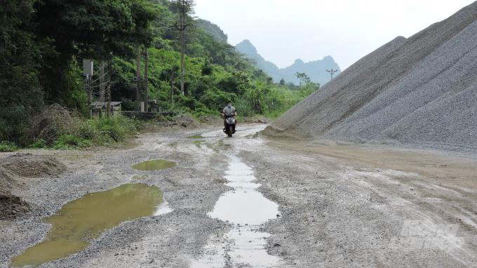 Ngoài việc khai thác để đá lân ra đường, gây thiệt hại đến tài sản và đe dọa tính mạng người dân, thì 2 mỏ Lân Đăm 2 và Lân Đăm 3 cũng để vật liệu đã sản xuất tràn ra đường gây mất an toàn giao thông. Ảnh: T.N.