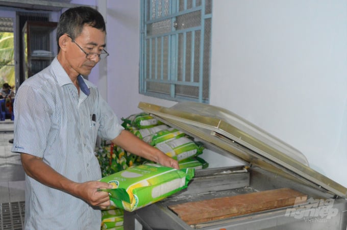 HTX Tân Long đã làm gạo hữu cơ cho riêng mình với thương hiệu 'Gạo sạch Vị Thủy' để cung ứng ra thị trường, với quy cách đóng gói 2 kg và 5 kg rất thuận tiện cho người tiêu dùng. Ảnh: V.V.