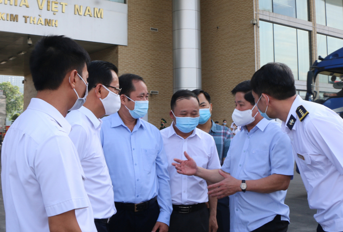Thứ trưởng Bộ NN-PTNT Lê Quốc Doanh trao đổi với lãnh đạo UBND tỉnh Lào Cai và các cơ quan chức năng tại cửa khẩu Kim Thành. Ảnh: H.Đ