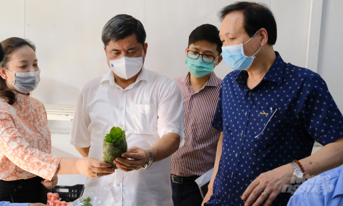 Thứ trưởng Trần Thanh Nam kiểm tra quy trình đóng gói rau tại cơ sở sản xuất của Công ty CPĐT An Hòa tại xã Đa Tốn, huyện Gia Lâm, Hà Nội. Ảnh: Bảo Thắng.