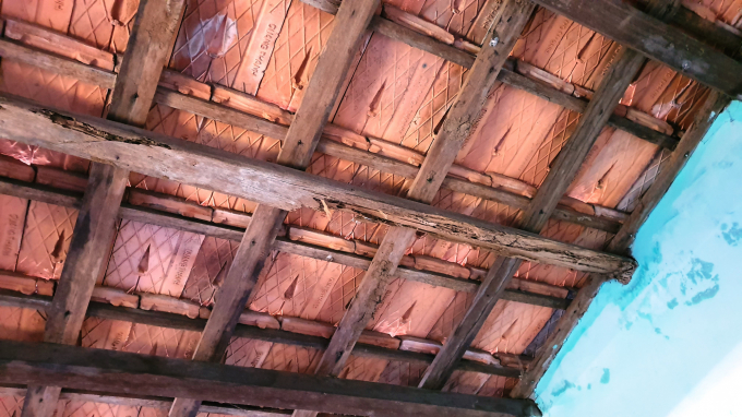 Mái nhà trên căn gác của gia đình chị Mai đã bị mối mọt nhưng không được phép sửa chữa. Ảnh: L.K.