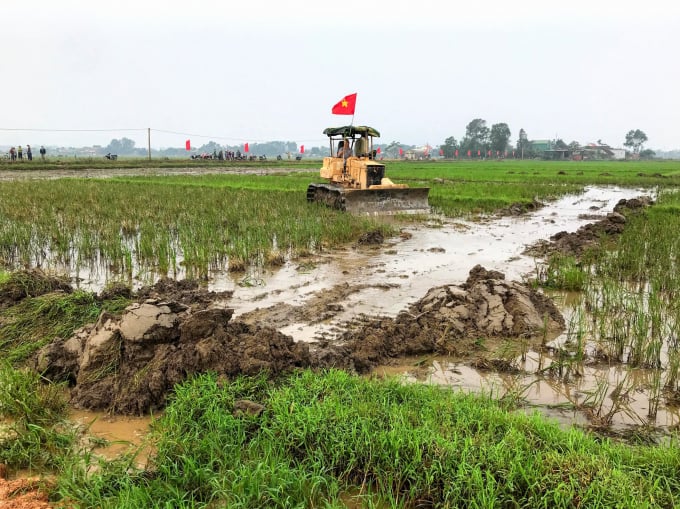 Khoảng 3 năm lại nay, 'cuộc cách mạng' phá bờ thửa nhỏ, hình thành cánh đồng lớn được triển khai rầm rộ ở Hà Tĩnh. Ảnh: Việt Khánh.