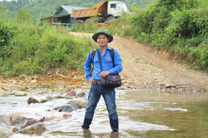 Cộng tác viên Phan Việt Toàn trong một lần đi tác nghiệp ở xã Vĩnh Ô, huyện Vĩnh Linh (Quảng Trị). Ảnh: Tác giả cung cấp.