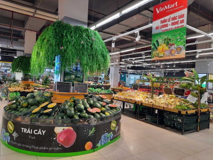 Trái cây trong nước đang 'phủ sóng' hầu hết kệ hàng của chuỗi hệ thống siêu thị VinMart và VinMart+.
