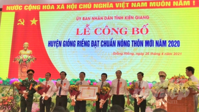 Sau gần 10 năm phấn đấu xây dựng, huyện Giồng Riềng vinh dự được Thủ tướng Chính phủ ký quyết định số 349/QĐ-TTg công nhận đạt chuẩn nông thôn mới năm 2020. Ảnh: Trung Chánh.