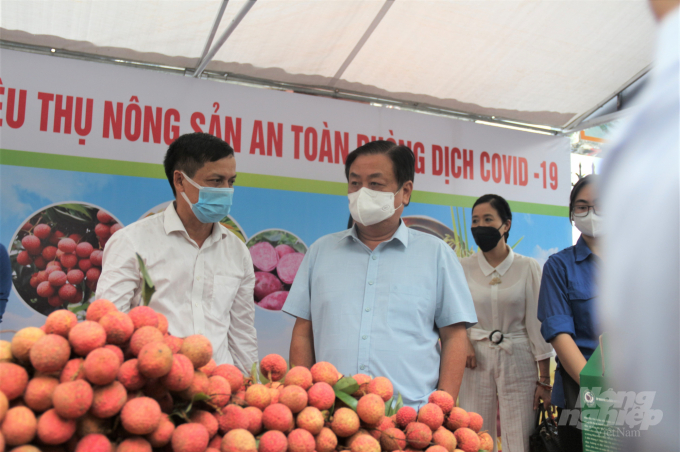 Bộ trưởng Lê Minh Hoan thăm địa điểm kết nối tiêu thụ nông sản số 489 đường Hoàng Quốc Việt, quận Cầu Giấy, Hà Nội. Ảnh: Phạm Hiếu.