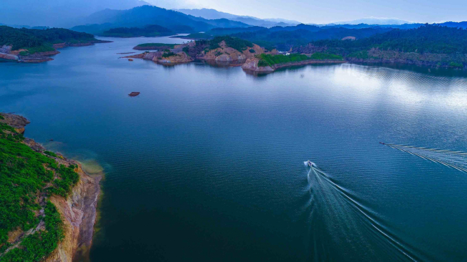 Dự án sẽ khai thác tiềm năng du lịch lòng hồ thủy lợi Cẩm Trang - Ngàn Trươi. Ảnh: Thanh Nga.