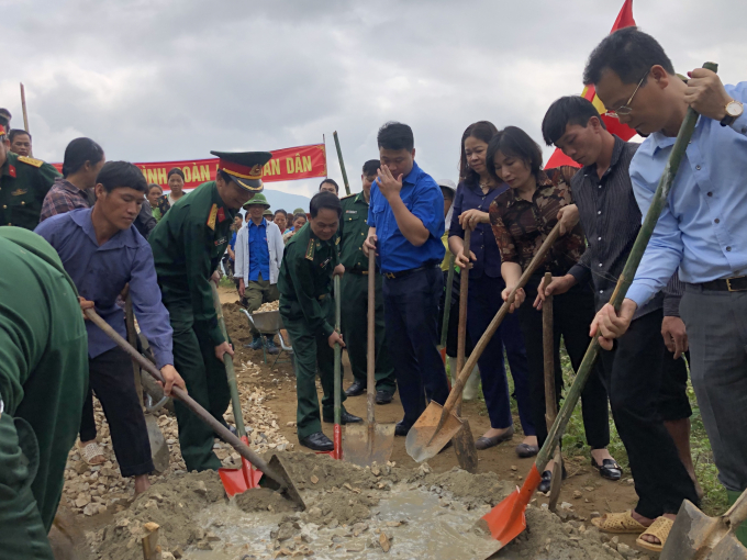 Cán bộ, lực lượng vũ trang cùng người dân huyện Văn Bàn làm đường giao thông nông thôn. Ảnh: H.Đ