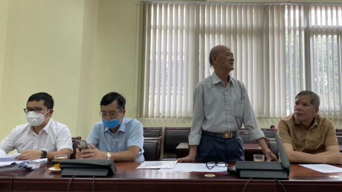 Chairman of the Vietnam Association of Veterinary Medicine Production and Trade (VAVMPT) Hoang Trieu (standing) asks for the removal of the conformity announcement for animal feed and supplemental feed products. Photo: Nguyen Huan.