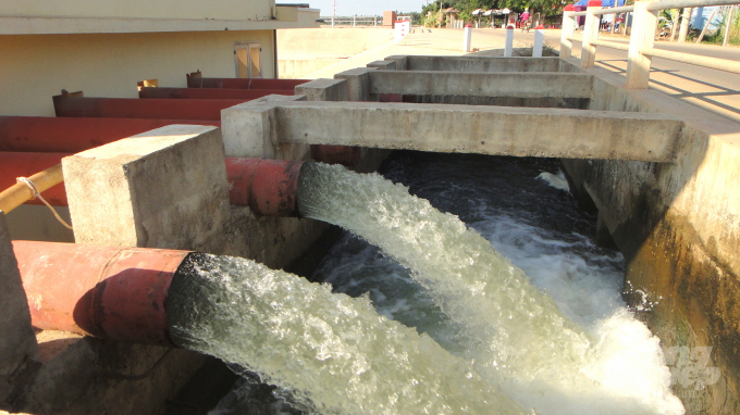 Nước từ đập ngăn mặn qua hệ thống kênh mương đưa về ngập đồng, vừa phục vụ sản xuất, vừa tạo được mạch nước ngầm. Ảnh: Vũ Đình Thung.