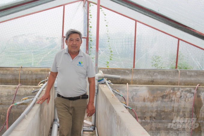 Ông Tiệm đã đầu tư xây hệ thống nuôi tôm trong nhà có mái che với 30 bể xi măng, diện tích mỗi bể 36 m2. Ảnh: Mai Chiến.