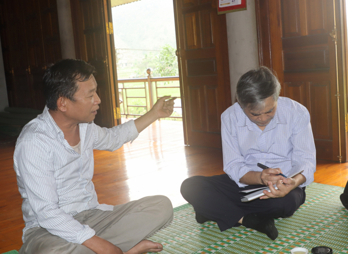 Ông Phạm Gia Viễn (trái) nói chuyện với tác giả. Ảnh: Nguyễn Dũng.