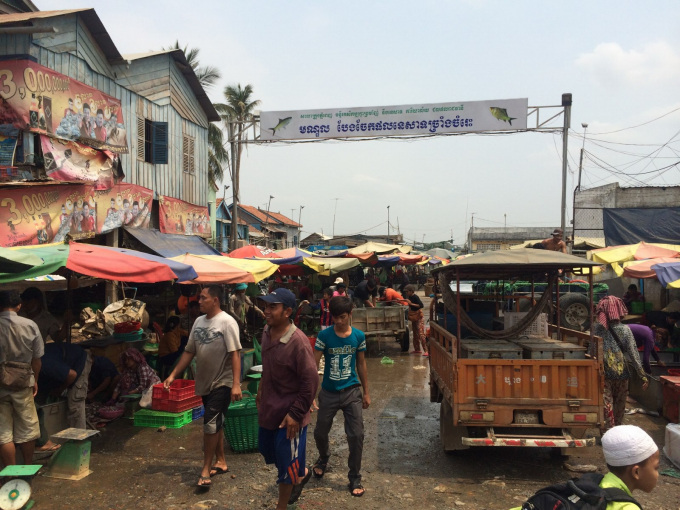 Chợ thuỷ sản Chpaum ở khu ven sông Ba Sac. Ảnh: Phúc Lập.