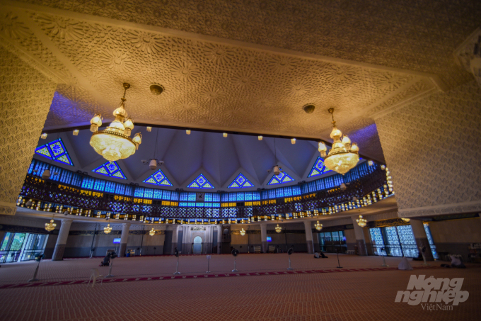 Lễ đường dành riêng cho người đạo Hồi cầu nguyện tại Nhà thờ Hồi giáo Quốc gia Masjid Negara, Kuala Lumpur. Ảnh: Tùng Đinh.