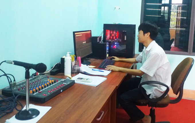 Ngoài công việc chuyên môn ở đài truyền thanh huyện, cộng tác viên Mạnh Thuần phải nỗ lực tranh thủ thời gian rỗi, ngày nghỉ để viết bài cộng tác với Báo Nông nghiệp Việt Nam. Ảnh: TGCC.