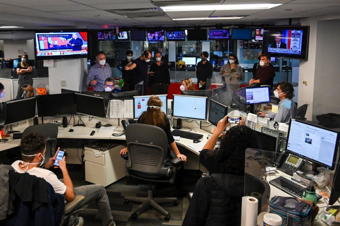 Các nhà báo AFP làm việc trong đêm bầu cử Tổng thống Mỹ tại văn phòng ở Washington DC, ngày 3/11/2020. Ảnh: AFP.