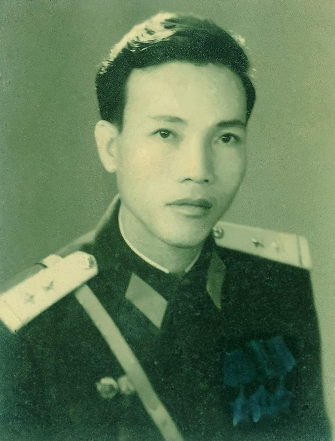 Nhà văn Hoàng Văn Bổn lúc làm phim tài liệu 'Hàm Rồng' năm 1967.