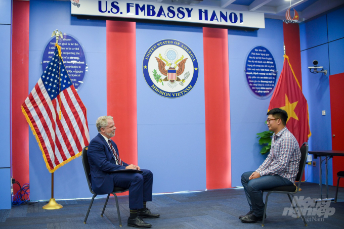Phóng viên Tùng Đinh của Báo Nông nghiệp Việt Nam phỏng vấn Tham tán Nông nghiệp Robert Hanson tại Đại sứ quán Mỹ. Ảnh: Ngọc Châu.