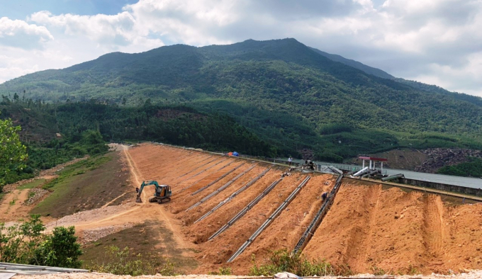 Các hạng mục trọng yếu của những hồ đập hư hỏng ở Quảng Nam đang được gấp rút hoàn thành trước mùa mưa bão. Ảnh: L.K.