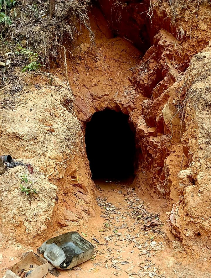 Lực lượng chức năng đã phát hiện nhiều hầm khai thác vàng trái phép nằm sâu trong vùng lõi rừng phòng hộ Nam Đông. Ảnh: T.T.