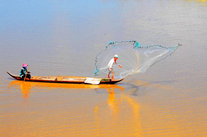 Farmers are seen fishing during the flood season in the Long Xuyen Quadrangle. Photo: Le Hoang Vu.