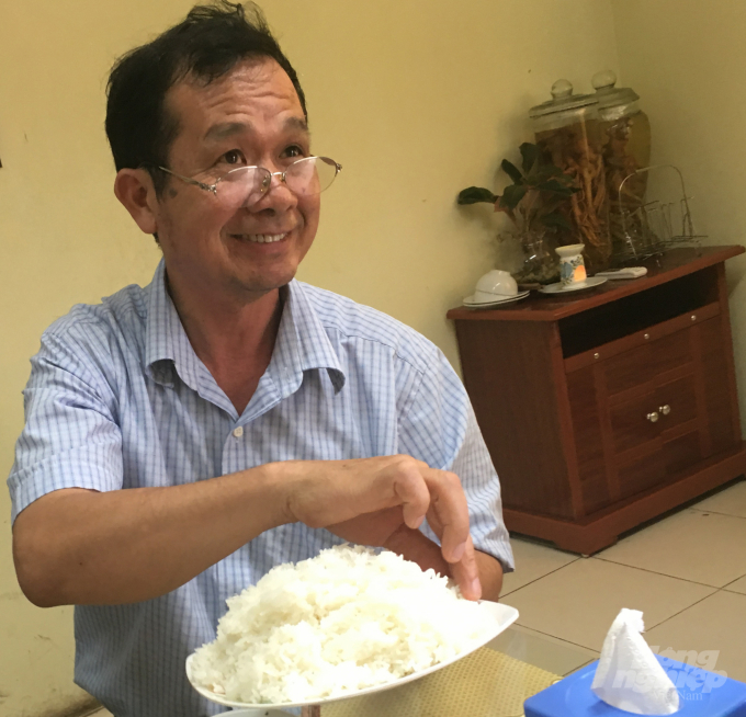 Anh Lê Văn Định, Phó Phòng NN-PTNT Hải Hậu (Nam Định) thử ăn cơm nấu từ gạo ST. Ảnh: Nhân vật cung cấp.
