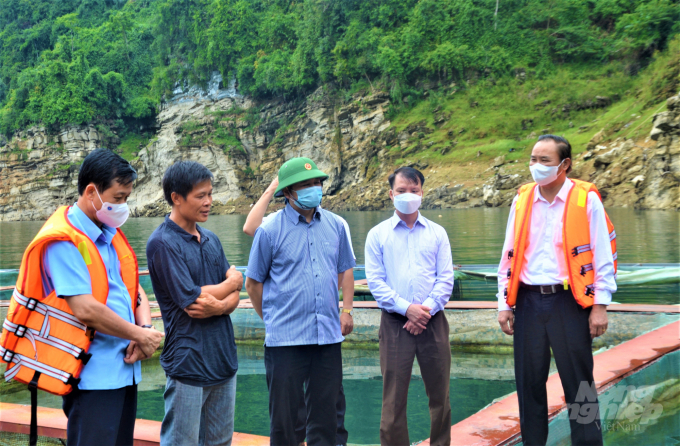 Thứ trưởng Bộ NN-PTNT Phùng Đức Tiến và đoàn công tác thăm một số mô hình nuôi thủy sản lòng hồ tại Tuyên Quang. Ảnh: Đào Thanh.