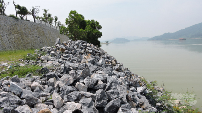 Hàng chục ngàn mét khối đất, đá đã bị Công ty Anh Thắng san lấp xuống mặt hồ Núi cốc. Ảnh: Toán Nguyễn.