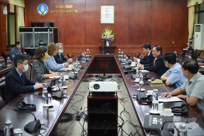Sáng 23/6, Bộ trưởng NN-PTNT Lê Minh Hoan làm việc với bà Carolyn Turk, Giám đốc quốc gia World Bank tại Việt Nam. Ảnh: Tùng Đinh.
