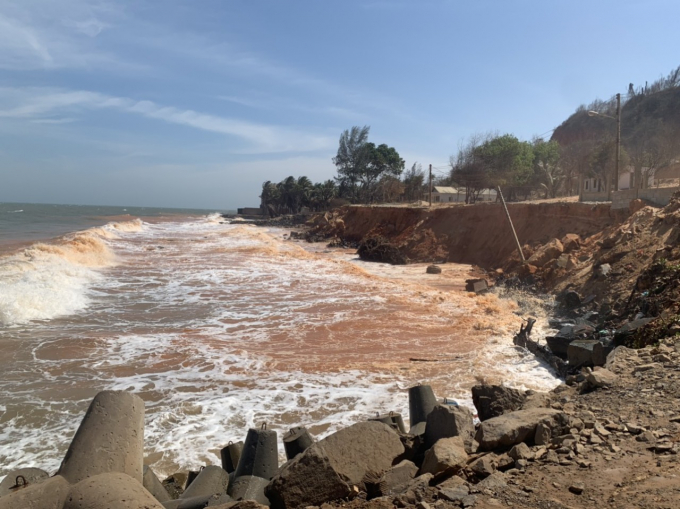 Tỉnh Bình Thuận đang từng bước xử lý tình trạng sạt lở bờ biển. Ảnh: KS.