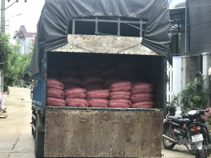 Thương lái dùng xe tải chở muối đi bán rong từng bao khắp làng khắp xóm trong tỉnh Bình Định. Ảnh: Vũ Đình Thung.