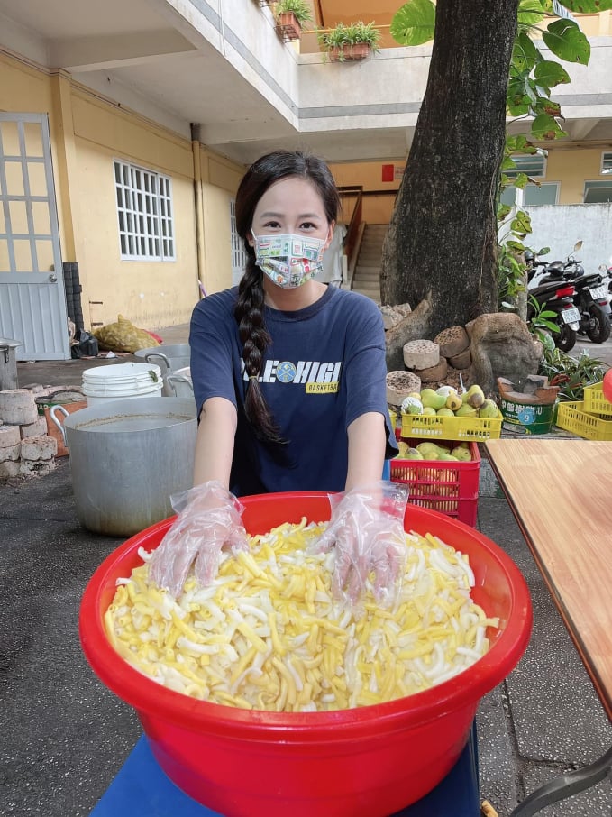 Hoa hậu Mai Phương Thúy chuẩn bị bữa ăn từ thiện cho các khu vực bị phong tỏa.